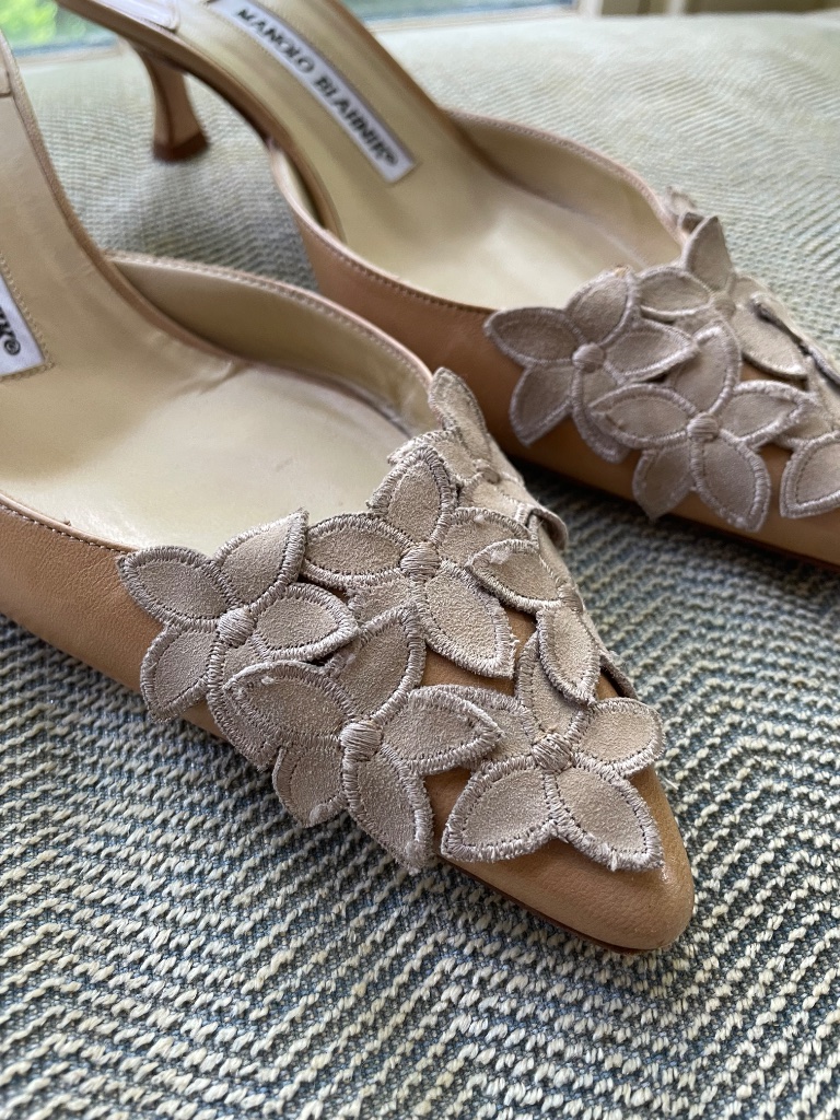 $1050 Manolo Blahnik Tan Floral-Appliqu Mules Size 38.5 — image 5 of 5